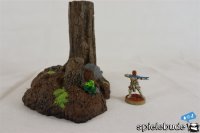 Waldgrund: Baumstamm auf Steinbase - Imperial Terrain - Spielebude